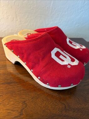 Women’s Red OU Logo Clogs - Team Spirit Slip-On